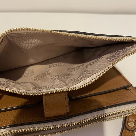 Michael Kors wristlet clutch - Picture 2 of 7